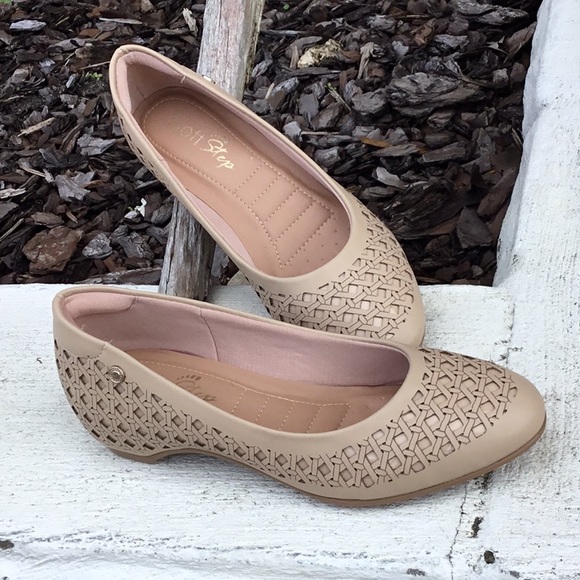 Round-toe flat in beige - Picture 1 of 5